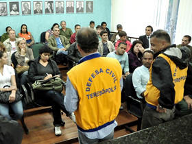 Defesa Civil orienta populao - Foto de arquivo: Roberto Ferreira