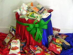 Vrios tipos de alimentos no perecveis doados. Foto: Curso Maxx