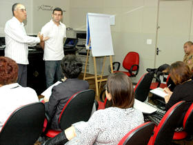 O Secretrio de Desenvolvimento Econmico, Eduardo Breder, apresenta o plano de ao para minimizar prejuzos do comrcio. Foto: Marco Esteves