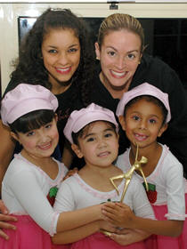 As coregrafas Natlia Gonalves e Natlia Simes com as moranguinhas Milena Costa, Julia Carneiro e Giovana Oliveira - Foto: Jferson Hermida