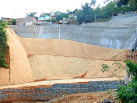 Muro de conteno no Caleme - Foto: Davi Almada