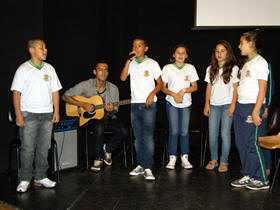 Alunos da oficina de hip-hop interpretam canes escritas por eles mesmos - Foto: Marcelo Ferreira