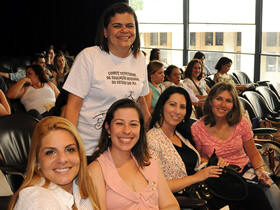 Coordenadora Municipal do Mais Educao, Marcia Maria, com as educadoras Carla Cunto e Daniele Antunes e as monitoras Jaqueline e Jenifer - Foto: Ana Tavares
