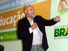 Monitor Silvio apresenta o trabalho da oficina de hip-hop da Escola Estado de Israel em Brasília. Foto: Divulgação