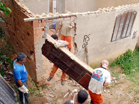 Demolição de casa - Foto: Jeferson Hermida