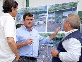 Arlei e representantes do Governo do Estado conversam sobre a construção da Clínica - Foto: AssCom PMT
