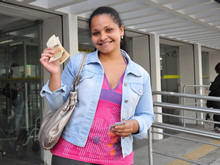 Aluna do curso de turismo recebe benefcio - Foto: Roberto Ferreira