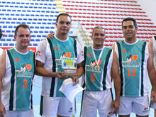 Jogador e tcnico Ed Simonassi (com trofu na mo) com equipe: Muito bom Terespolis fazer um torneio como esse, que mantm os atletas mais antigos na ativa - Foto: Marco Esteves