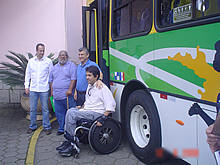 Prefeito Jorge Mario e o representante da Viao Dedo de Deus, Marcelo Augusto, mostram os nibus aos representantes do COMPPD - Foto: Divulgao COMPPD