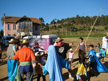 Trupe do Cultura nos Bairros em Campanha - Foto: Cludio Furtado