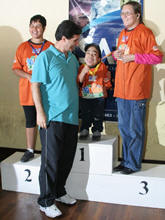 Secretrio de Esportes Leandro Aschar entrega medalha a Dynardo Ribeiro Ramos, 1 lugar na modalidade de domin, categoria deficiente visual. Compem o pdio as para-atletas Shellyn Cristina da Silva Cardoso e Nathlia da Silva - Foto: Marco Esteves