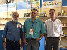 Empresrio Adriano e Azevedo entre o Supervisor da Emater-Rio Newton Novo e o Secretrio Municipal de Agricultura Fernando Mendes - Foto: Roberto Ferreira