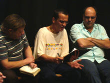  diretira, sec. Ronaldo Fialho acompanha os poemas do russo Maiakovsky -  Foto: Cludio Furtado