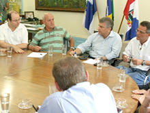 Prefeito Jorge Mario em reunio que busca soluo para os apages do 3 Distrito - Foto: Marco Esteves