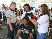 Prefeito Jorge Mario acompanha o servio do Espao Beleza - Foto: Marco Esteves