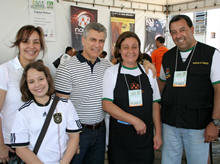 Primeira-dama Cludia Sedlacek e a filha Letcia, Prefeito Jorge Mario, instrutora do curso de servios pessoais e Secretrio de Trabalho Marcos Ferreira dos Santos - Foto: Marco Esteves