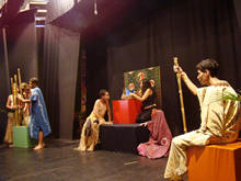Alunos dos cursos Teatro e Animao e O som da palavra, durante a encenao da pea O pssaro da chuva - Foto: Claudio Furtado
