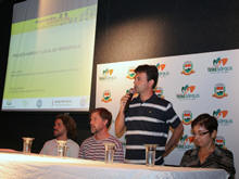 Secretrio Municipal de Meio Ambiente e Defesa Civil Flvio Castro (de p) na 1 Conferncia do Frum da Agenda 21 Local de Terespolis: ao recebe total apoio do Governo Jorge Mario desde 2009 - Foto: Marco Esteves