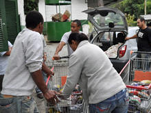 Representantes de entidades buscam os donativos doados como entrada na Feport na sede da Secretaria de Desenvolvimento Social - Foto: Roberto Ferreira