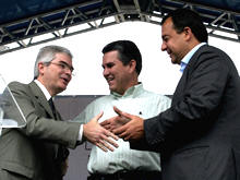 Secretrio de Sade de Terespolis, Maurlio Schiavo, recebe a chave da ambulncia das mos do deputado estadual Rogrio Cabral e do governador do Estado, Srgio Cabral - Foto: Marco Esteves