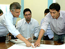 Prefeito Jorge Mario e representantes da Ampla analisam mapa de investimentos da concessionria de servios para o 3 Distrito, prejudicada por constantes apages - Foto: Marco Esteves