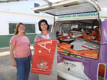No CRAS, as instrutoras Teresinha Moraes da Costa e Maria de Lourdes Granito recebem os banners - Foto: Cludio Furtado