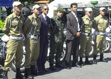 O Secretrio de Segurana Pblica, Capito Laet Moutinho e o Coordenador da Guarda Municipal, Major Maia comemoraram, junto ao instrutor 1 Tenente Oddone, a formao dos quatro batedores da Guarda de Terespolis - Foto: Roberto Ferreira