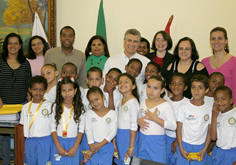 Prefeito Jorge Mario e Secretria de Educao Magali Tayt-Sohn com pais, professores e alunos da oficina de ginstica artstica da Escola Aclimea Nascimento - Foto: Marco Esteves