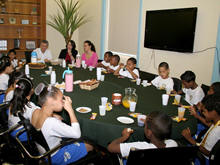 Confraternizao no caf da manha dos alunos da Escola Aclimea Nascimento - Foto: Marco Esteves