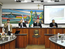 O coordenador do Frum da Agenda 21 em Terespolis, Leandro Coutinho, apresenta o Plano Local de Desenvolvimento Sustentvel em audincia publica na Cmara Municipal - Foto: Roberto Ferreira
