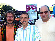 Secretrio de Cultura, Wanderley Peres, entre o coordenador do projeto, Ayrton Rebello, e o subsecretrio Ronaldo Fialho - Foto: Cludio Furtado