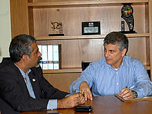 Prefeito Jorge Mario conversa com Secretrio de Agricultura do Estado, Christino ureo, sobre a vinda das mquinas agrcolas - Foto: Roberto Ferreira