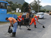 Prefeitura realiza operao tapa-buracos na Rua Manoel Jos Lebro, na Ermitage - Foto: Marco Esteves