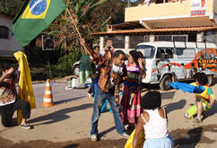 A trupe do teatro de rua interagiu com a comunidade - Foto: Cludio Furtado