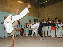 O Grupo Senzala divertiu o pblico com roda de capoeira e samba de roda - Foto: Cludio Furtado