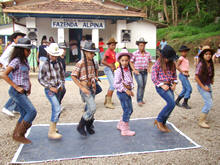 Alunos da Escola Municipal Fazenda Alpina apresentaram a dana do Peo Boiadeiro - Foto: Cludio Furtado