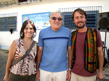 O presidente da Associao de Moradores e Amigos de Santa Ceclia, Jorge Cotoman, entre os coordenadores do projeto, Adalgisa de Carvalho e Ayrton Rebello - Foto: Cludio Furtado