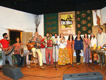 O grupo formado por Beto Selig, Gustavo Agostini, Xando Pernambuco, Andrea SantAnna, Paulinha Fialho, Ivan Pedro Fialho, Alice Botafogo, Raquel Botafogo, Wilson Martins, Maria Eduarda, Dbora e Ronaldo Fialho apresentou msicas do ritual Baio de Princesa - Foto: Cludio Furtado