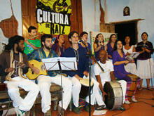 O grupo Encantos e Batuques encerrou a manh de festa - Foto: Cludio Furtado
