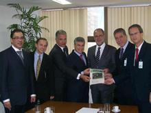 Autoridades entregaram documento  ANTT - Foto: AssCom