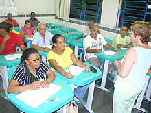 A Coordenadora do EJA, Ana Paula Coutinho, percorreu os Plos do EJA apresentando sua nova proposta e conhecendo os alunos - Foto: Marcelo Ferreira
