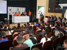 Entrega dos cartes magnticos aos novos beneficirios do Programa Bolsa Famlia no Teatro Municipal - Foto: Marco Esteves