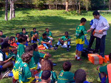 Secretrio de Esportes Leandro Aschar entrega itens esportivos aos atletas da escolinha de futebol de campo do Ncleo Golfe - Foto: AsCom