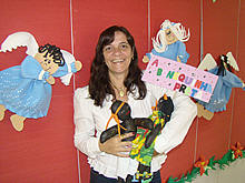 A professora Carla Madureira, chefe da Diviso de Educao Infantil da Secretaria Municipal de Educao mostra bonecas utilizadas nas atividades de contao de histrias - Foto: Marcelo Van Rato