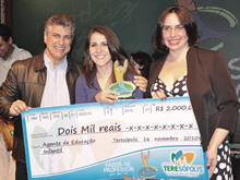 Prefeito Jorge Mario e Secretria Magali Tayt-Sohn com a vencedora da categoria Agente de Educao Infantil, Mrcia de Lima Tayt-Sohn - Foto: Roberto Ferreira