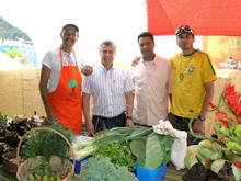 Prefeito Jorge Mario e o Secretrio Rogrio Lippe comemoram com produtores a reforma da Feira Agroecolgica - Foto: Marco Esteves