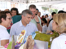 Secretria dos Direitos Mulher, Norma Suely, Prefeito Jorge Mario e Deputado Jorge Bittar conversam com expositora - Foto: Marco Esteves