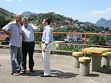 Prefeito Jorge Mario entre os Secretrios Paulo Marchesini (Obras e Servios Pblicos) e Michel Al Odeh (Turismo) no Mirante do Vale do Paraso - Foto: Marco Esteves