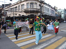 O cortejo percorreu as principais ruas do centro da cidade, despertando o interesse do pblico - Foto: Raphael Peres