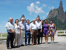 Secretrio de Turismo de Terespolis Michel Al Odeh e Jean-Paul Meinrad (ao centro) com integrantes do Conselho Serra Verde Imperial e representantes do Sebrae-RJ, TurisRio e Terespolis Convention & Visitors Bureau: parceria para o desenvolvimento integrado do turismo regional - Foto: Roberto Ferreira
